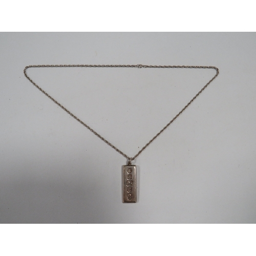 310 - A MENS VINTAGE 1oz SILVER INGOT ON A SILVER CHAIN