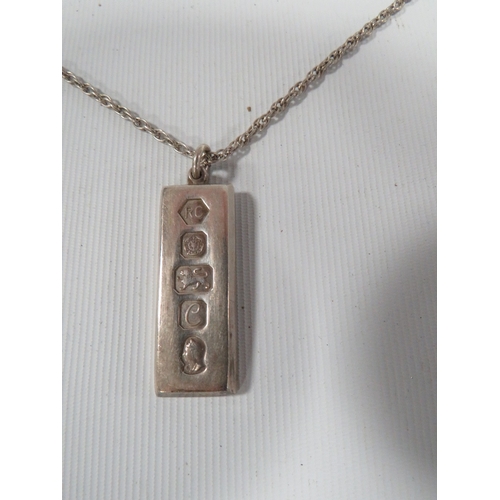 310 - A MENS VINTAGE 1oz SILVER INGOT ON A SILVER CHAIN