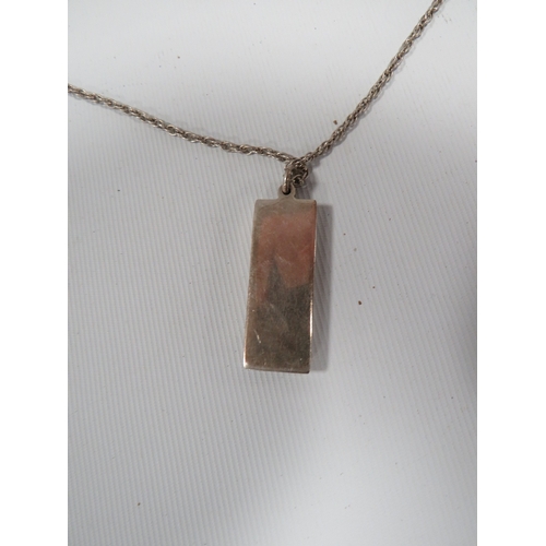 310 - A MENS VINTAGE 1oz SILVER INGOT ON A SILVER CHAIN