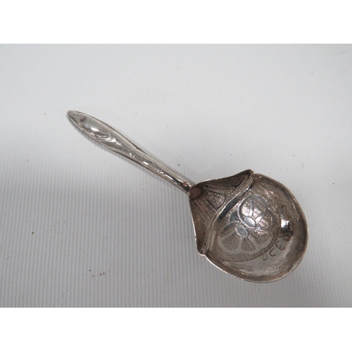 314 - AN ANTIQUE ENGRAVED SILVER CADDY SPOON - BIRMINGHAM 1817