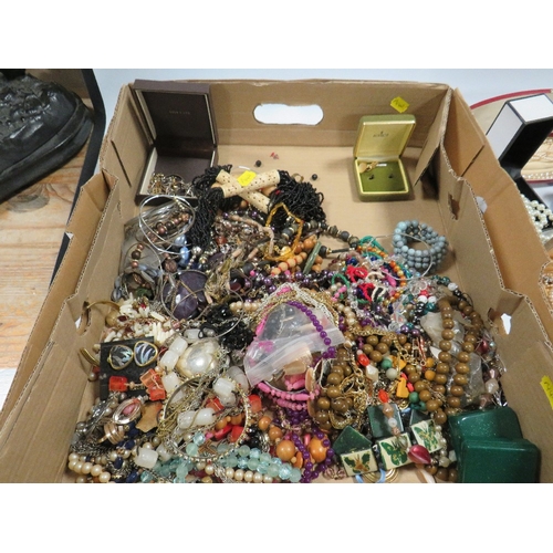 321 - A TRAY OF VINTAGE COSTUME JEWELLERY TO INCLUDE BEAD NECKLACE, CUFFLINK'S ETC