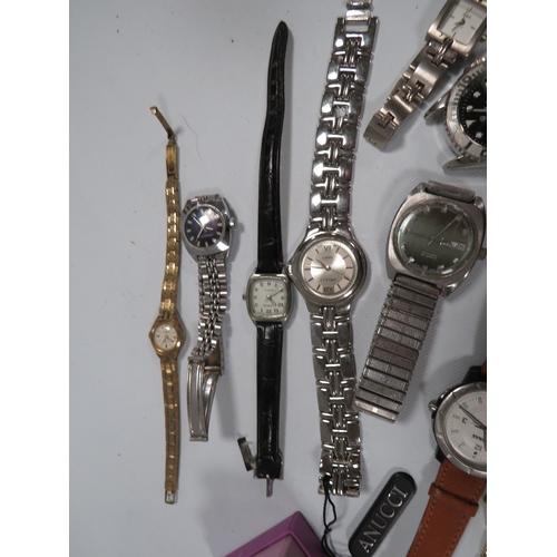 322 - A TRAY OF ASSORTED MODERN AND VINTAGE  WRIST WATCHES TO INCLUDE TIMEX, SEKONDA ETC