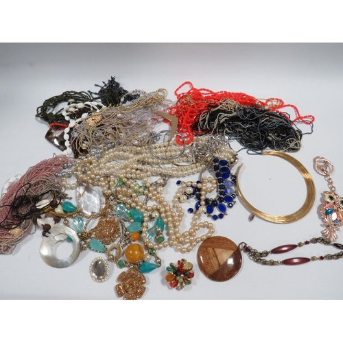 331 - A SMALL TRAY OF VINTAGE COSTUME JEWELLERY