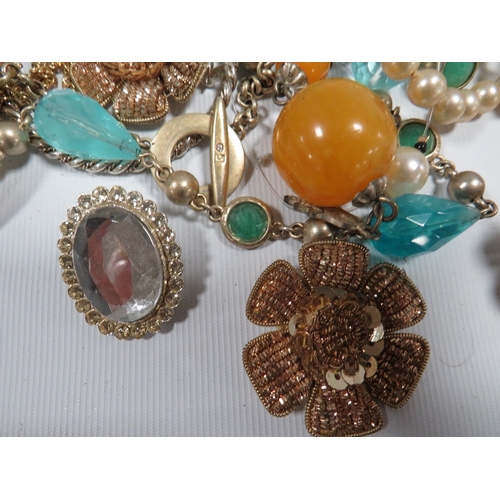 331 - A SMALL TRAY OF VINTAGE COSTUME JEWELLERY