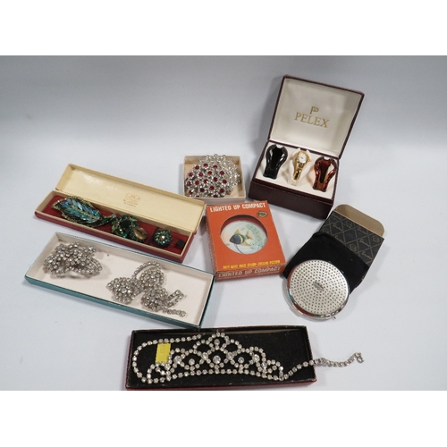 334 - A SELECTION OF VINTAGE COSTUME JEWELLERY TOGETHER WITH TWO VINTAGE COMPACTS AND A BOXED WATCH