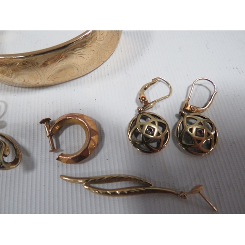 338 - A SELECTION OF YELLOW METAL JEWELLERY TO INCLUDE ROLLED GOLD BANGLE TOGETHER WITH A SINGLE EARRING S... 