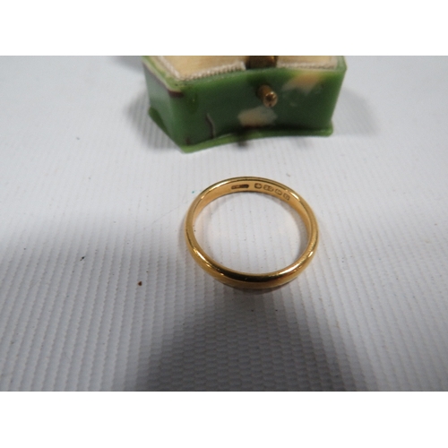 349 - A HALLMARKED 22 CARAT GOLD WEDDING BAND APPROX WEIGHT 3.6g