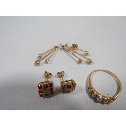 351 - A PAIR OF 9 CARAT GOLD GEM SET EARRINGS HALLMARKED TO POSTS TOGETHER WITH A YELLOW METAL RING AND AN... 