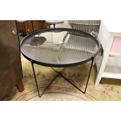 844 - A MODERN MIRRORED CIRCULAR COFFEE TABLE