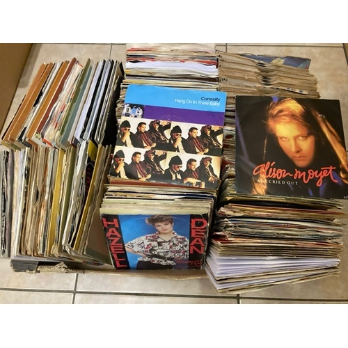 79 - A TRAY OF SINGLES RECORDS MAINLY FROM 1960s, 70s, 80s AND 90s, APPROX 300+