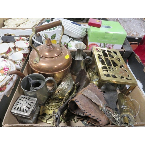 111 - A TRAY OF ASSORTED METAL WARE TO INCLUDE A TRIVET , COPPER KETTLE AND A POWDER FLASK