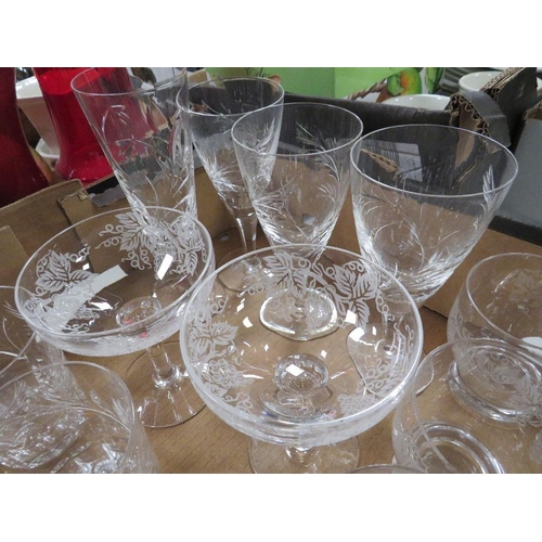 117 - A TRAY OF ASSORTED DRINKING GLASSES