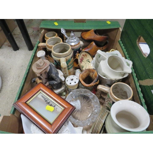 122 - TWO TRAYS OF CERAMICS TO INCLUDE ROYAL ALBERT OLD COUNTRY ROSES TRAY AND NAPKIN RINGS