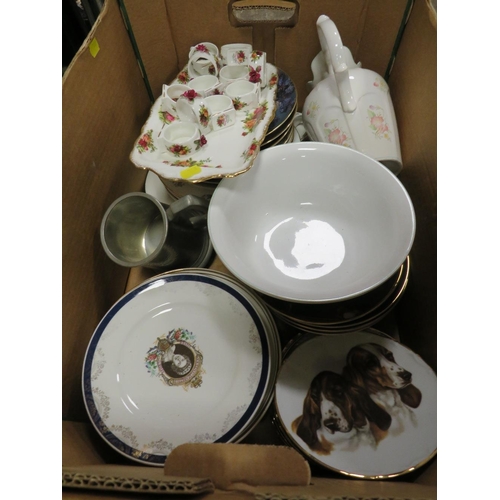 122 - TWO TRAYS OF CERAMICS TO INCLUDE ROYAL ALBERT OLD COUNTRY ROSES TRAY AND NAPKIN RINGS