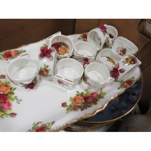 122 - TWO TRAYS OF CERAMICS TO INCLUDE ROYAL ALBERT OLD COUNTRY ROSES TRAY AND NAPKIN RINGS