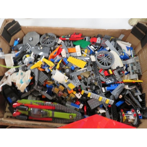 130 - A LARGE TRAY OF ASSORTED LEGO ETC