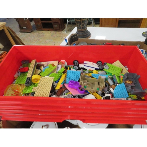 130 - A LARGE TRAY OF ASSORTED LEGO ETC