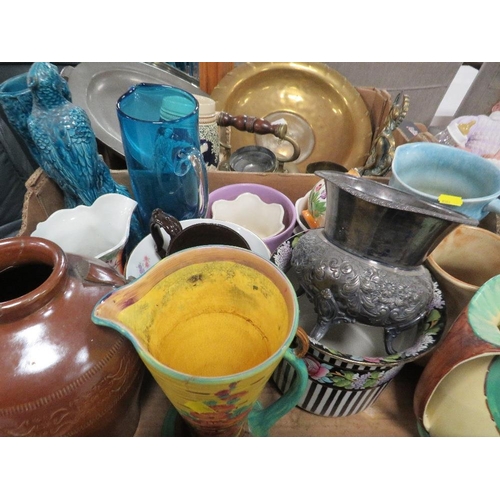 135 - A TRAY OF ASSORTED CERAMIC AND GLASS ETC TO INCLUDE ART DECO JUG