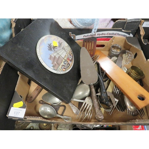 137 - A SMALL TRAY OF COLLECTABLE'S TO INCLUDE MOUNTED PRATT WARE LID, BOTTLE OPENER , FLAT WARE ETC