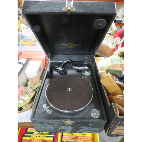 161 - A VINTAGE COLUMBIA VINTAGE PORTABLE WIND UP GRAMOPHONE