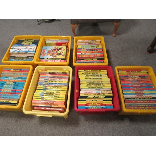 163 - A LARGE QUANTITY OF VINTAGE CHILDREN'S ANNUALS TO INCLUDE BEANO, WIZARD AND CHIPS, THE DANDY ETC (7 ... 