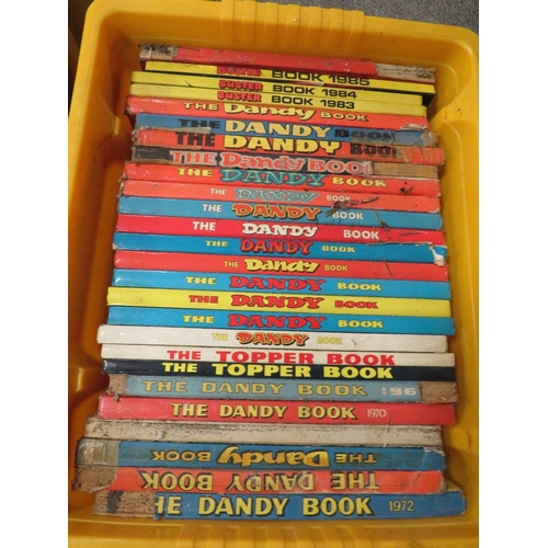 163 - A LARGE QUANTITY OF VINTAGE CHILDREN'S ANNUALS TO INCLUDE BEANO, WIZARD AND CHIPS, THE DANDY ETC (7 ... 