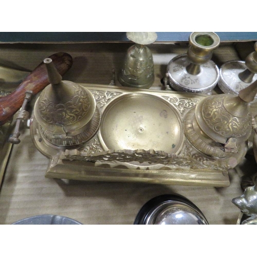 166 - A TRAY OF COLLECTABLE'S TO INCLUDE DESK STAND, CRUMB TRAY, BRASS WARE ITEMS ETC