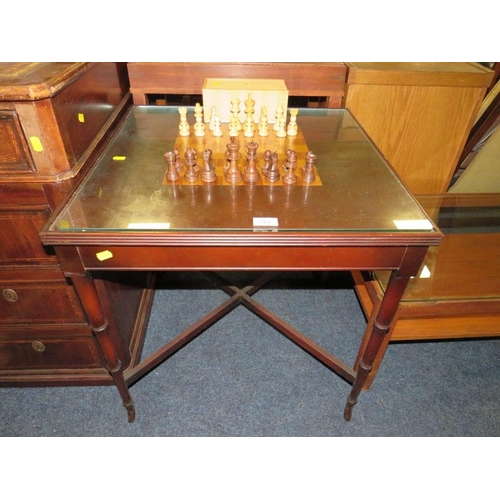 764 - A REVERSIBLE CHESS TABLE ON STAND WITH PIECES