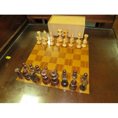 764 - A REVERSIBLE CHESS TABLE ON STAND WITH PIECES