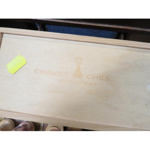 764 - A REVERSIBLE CHESS TABLE ON STAND WITH PIECES