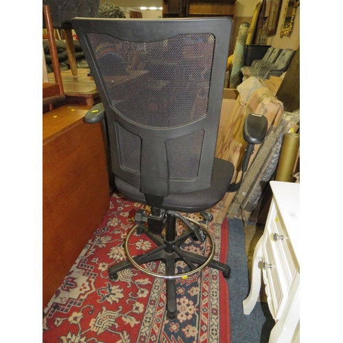 769 - A MODERN SWIVEL OFFICE CHAIR