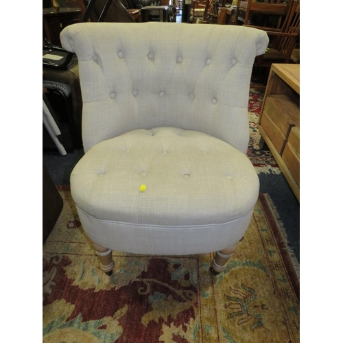 778 - A MODERN UPHOLSTERED BEDROOM CHAIR