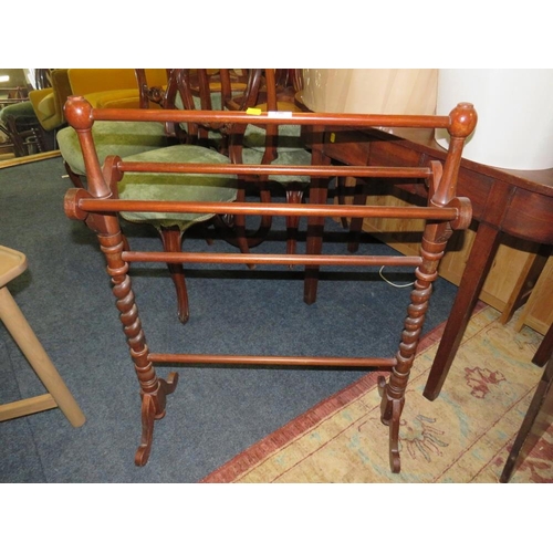 796 - AN EDWARDIAN MAHOGANY TOWEL RAIL