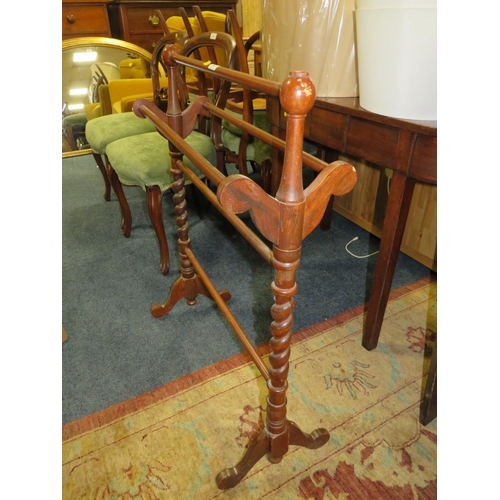 796 - AN EDWARDIAN MAHOGANY TOWEL RAIL