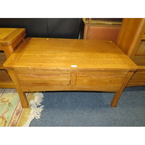 813 - A MODERN OAK COFFEE TABLE WITH DRAWERS - W 100 cm