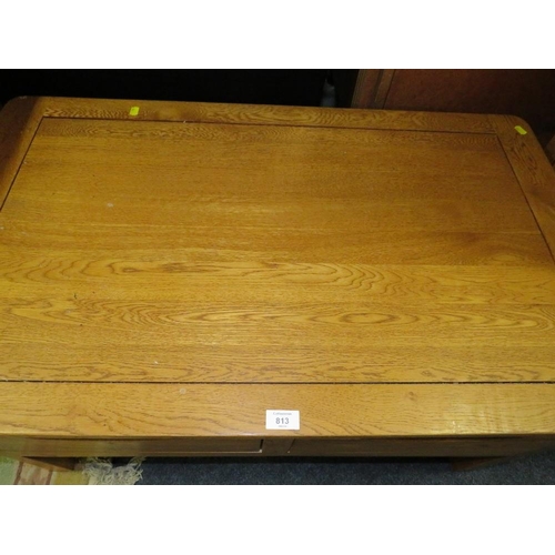 813 - A MODERN OAK COFFEE TABLE WITH DRAWERS - W 100 cm