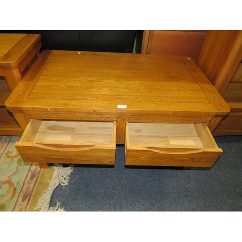 813 - A MODERN OAK COFFEE TABLE WITH DRAWERS - W 100 cm