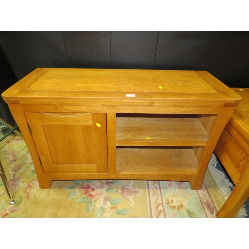 814 - A MODERN OAK MEDIA CABINET - W 100 cm