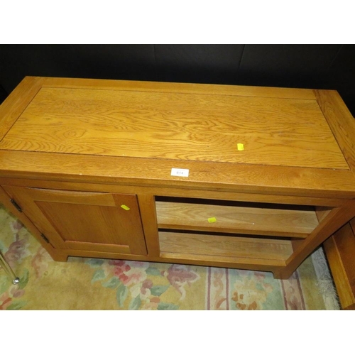 814 - A MODERN OAK MEDIA CABINET - W 100 cm