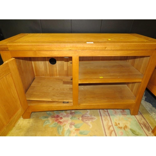 814 - A MODERN OAK MEDIA CABINET - W 100 cm