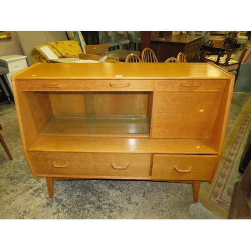 826 - AN OAK MID- CENTURY E. GOMME FOR 'G-PLAN' SIDEBOARD - W 122 cm