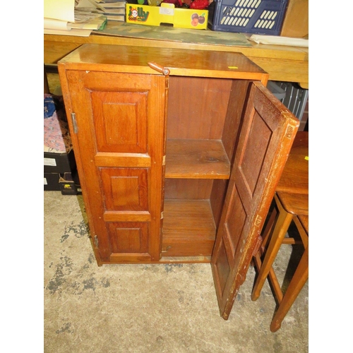 828 - A RETRO NEST OF TABLES & A TWO DOOR CABINET