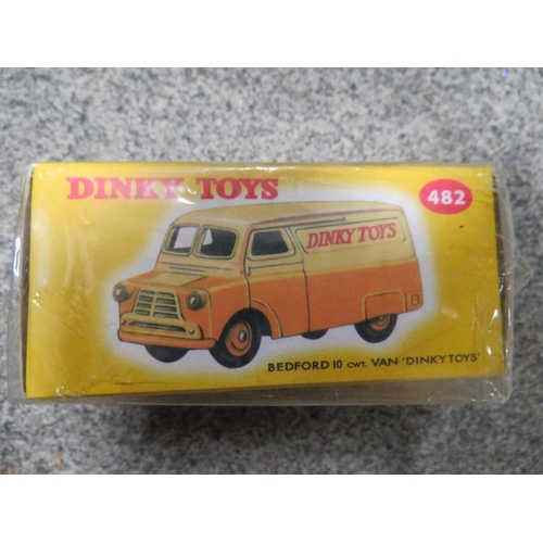 191 - A SMALL SELECTION OF COLLECTABLE TOY CARS TO INCLUDE A BOXED DINKY TOYS BEDFORD II VAN