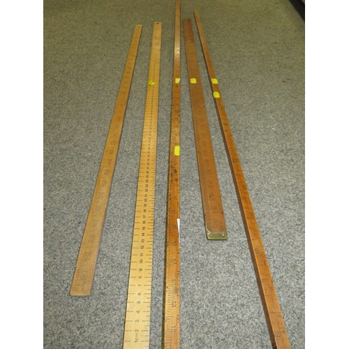 244 - A SELECTION OF ASSORTED VINTAGE MEASURING STICKS (5)