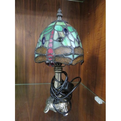 257 - A SMALL TIFFANY STYLE TABLE LAMP