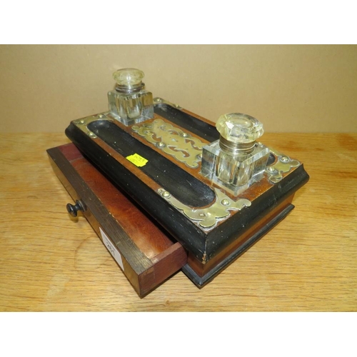 261 - A VINTAGE BRASS BOUND DESK TIDY WITH INKWELLS AND DRAWER