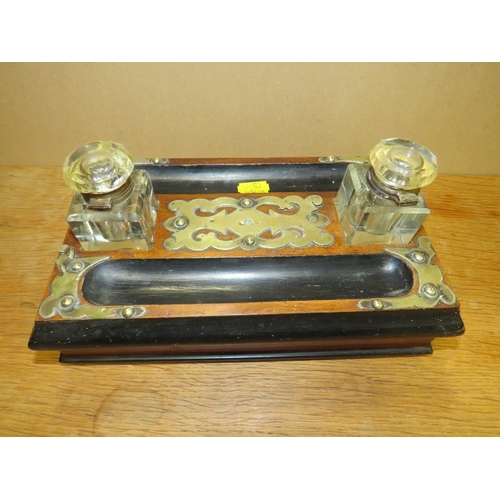 261 - A VINTAGE BRASS BOUND DESK TIDY WITH INKWELLS AND DRAWER