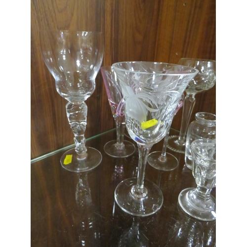 267 - A SELECTION OF ASSORTED GLASSWARE TO INCLUDE A TWIN HANDLE LANGHAM GLASS TANKARD WITH SWIRL EFFECT S... 