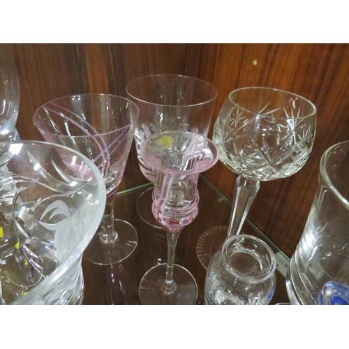 267 - A SELECTION OF ASSORTED GLASSWARE TO INCLUDE A TWIN HANDLE LANGHAM GLASS TANKARD WITH SWIRL EFFECT S... 