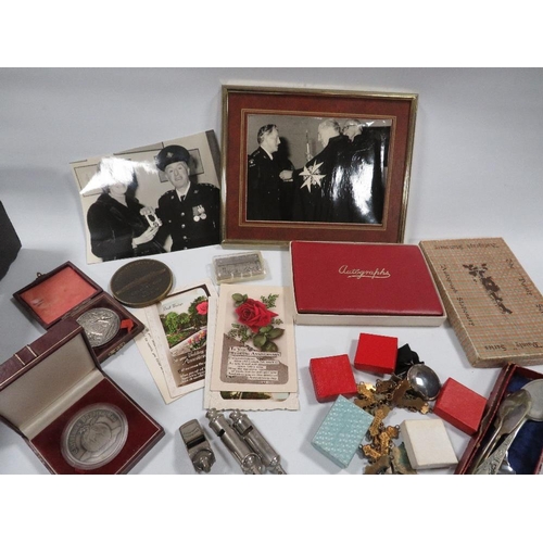 293 - A TRAY OF ASSORTED COLLECTABLE'S TO INCLUDE VINTAGE ENAMEL MEDALS , AMBULANCE ASSOCIATION SILVER FOB... 